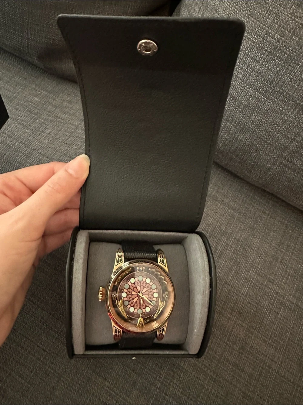 Bard’s whisper / Ornate Gold and Black Smartwatch with Decorative Dial